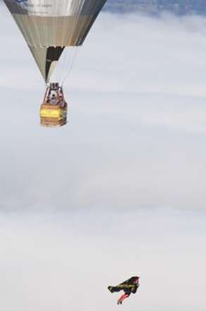 پرواز خلبان سوئيسي با يك بال موتوري برفراز درياچه ژنو