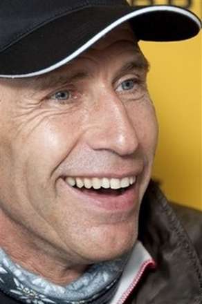 پرواز خلبان سوئيسي با يك بال موتوري برفراز درياچه ژنو