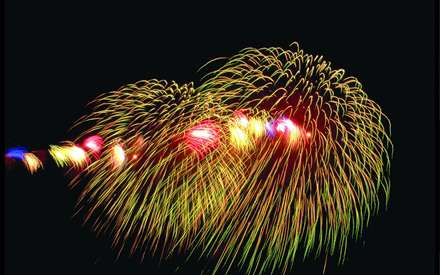 منظره‏اي جالب و زيبا از آبشار رنگ‏هاي مختلف