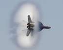جنگنده f-18 هورنت درحال شکستن ديوار صوتي