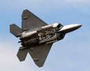 جنگنده F-22 Raptor درحال انداختن بمب نمايي از زير