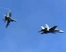 دو جنگنده f-18 هورنت درحال مانور هوايي