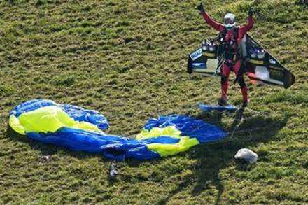 پرواز خلبان سوئيسي با يك بال موتوري برفراز درياچه ژنو