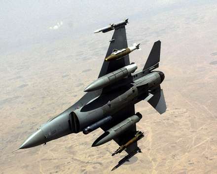 جنگنده f-16 در حال مانور هوايي