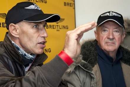 پرواز خلبان سوئيسي با يك بال موتوري برفراز درياچه ژنو