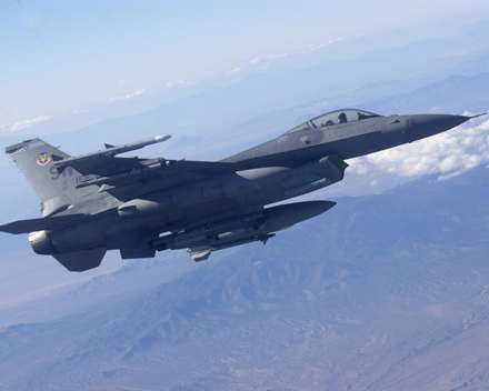 جنگنده f-16 در حال پرواز