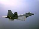 جنگنده F-22 Raptor درحال پرواز بر اقيانوس
