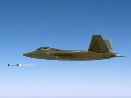 جنگنده F-22 Raptor  درحال پرتاب موشک
