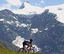 دوچرخه سوار تيم CSC در مسير کوهستاني مسابقات تور فرانسه
