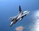 جنگنده f-16 در آسمان آبي