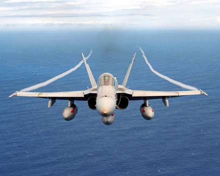 تصوير جنگنده f-18 هورنت برفراز اقيانوس