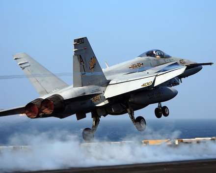 جنگنده f-18درحال بلند شدن از باند فرودگاه ناو هواپيما بر