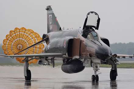 جنگنده فانتومf4 با چتر باز شده در هنگام فرود