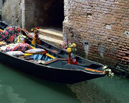 نوعي قايق به نام گوندولا در ونيز ايتاليا