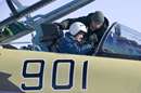 سوار شده خلبان در جنگنده سوخوي 35