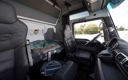 کابين مجهز يک کاميون با تخت خواب