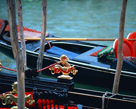 نوعي قايق به نام گوندولا در ونيز ايتاليا