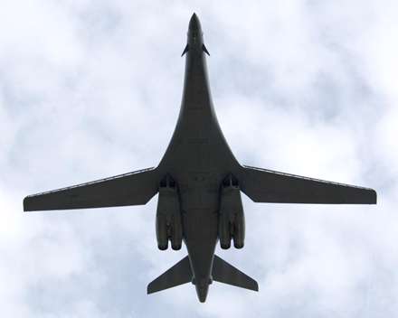 بمب افکن B-1B از نماي زيرين