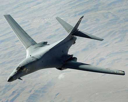 بمب افکن B-1B روي صحرا