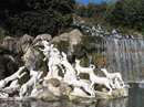 مجسمه درکنار آبشار مصنوعي در باغ کاخ سلطنتي Caserta در ايتاليا