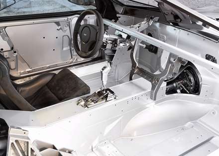 نماي اسکلت داخلي صندلي ها و داشبرد اتومبيل استون مارتين DBS -2035