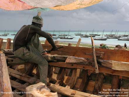 يک بومي محلي درحال ساخت قايق چوبي