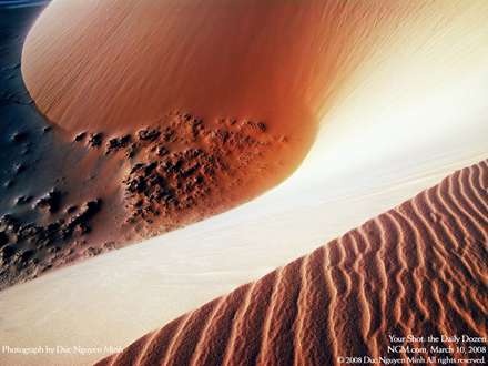 تصويري زيبا از يک تپه ماسه اي در بيابان