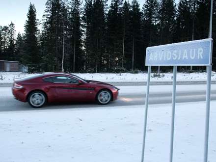 نماي اتومبيل استون مارتين V8-Vantage-2050