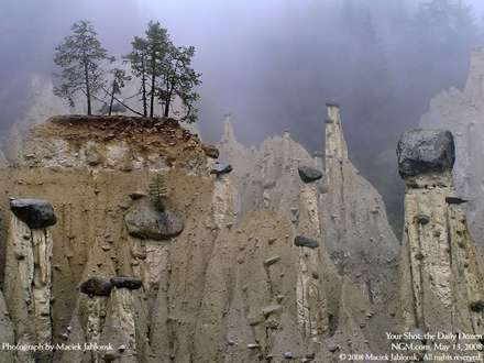 منظره بسيار زيبا از مخروطهاي طبيعي