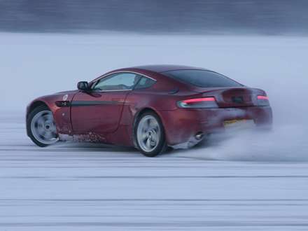 نماي  شتاب اتومبيل استون مارتين V8-Vantage-2017