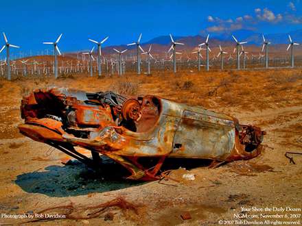 خودروي سوخته در کنار توربينهاي بادي
