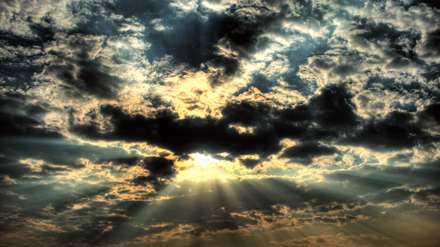 تشعشع نور در بين ابرها