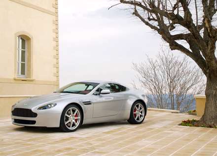 نماي اتومبيل استون مارتين V8- Vantage-2011