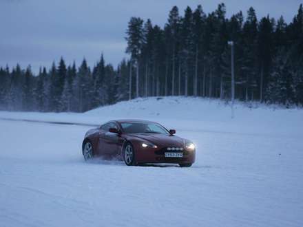 نماي اتومبيل استون مارتين V8-Vantage-2014