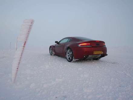 نماي اتومبيل استون مارتين V8-Vantage-2052