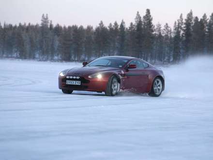 نماي اتومبيل استون مارتين V8-Vantage-2013