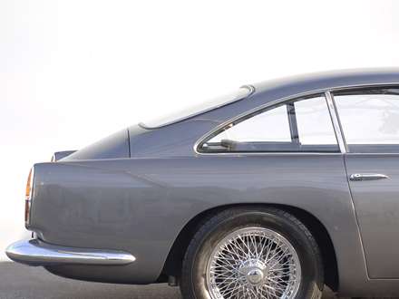 نماي رينگ و سپر عقب اتومبيل استون مارتين DB4-1959