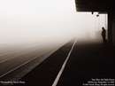 عکس بسيار زيبا از يک ايستگاه راه آهن در هواي مه آلود