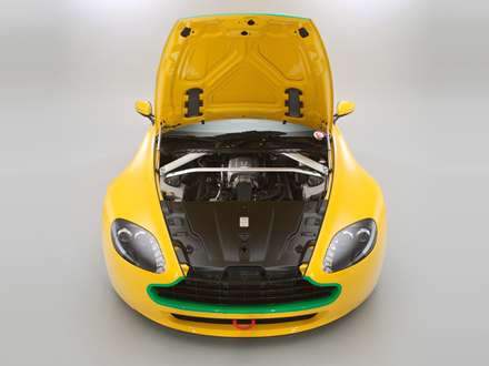 نماي کاپوت جلوي  اتومبيل استون مارتين V8- Vantage-N24-2016