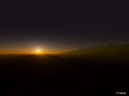 تشعشع نور خورشيد هنگام غروب بر روي کوه