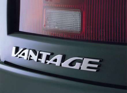 نماي چراغ عقب اتومبيل استون مارتين DB7-Vantage-2000