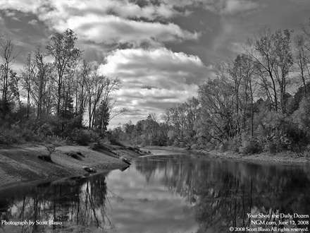 منظره طبيعي از يک نهر آب