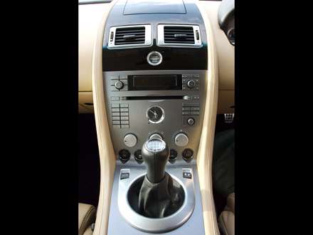 نماي سيستم صوتي و دنده  اتومبيل استون مارتين DB9-2014