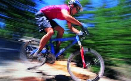 مردي در حال دوچرخه سواري