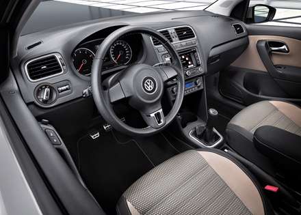 نماي داشبرد و فرمان اتومبيل Volkswagen-CrossPolo_2011