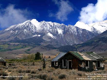 منظره يک کلبه در پاي کوه