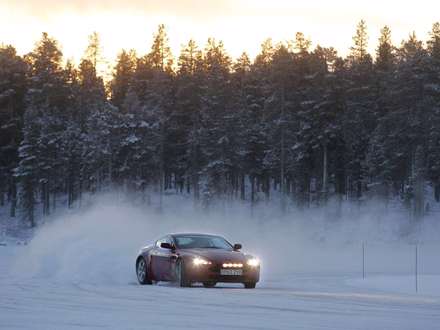 نماي اتومبيل استون مارتين V8-Vantage-2015