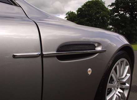 نماي دريچه هاي هوايي   اتومبيل استون مارتين V12-Vanquish-2025