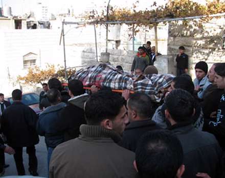 سوء قصد صهيونيست‌ها به يک پيرمرد فلسطيني در هنگام خواب