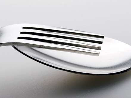 چنگالي روي قاشق از نزديک